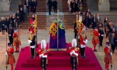 الشرطة البريطانية تعتقل رجلا هاجم نعش الملكة إليزابيث الثانية