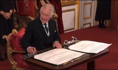 سيدة تفاجئ الملك تشارلز بهدية خاصة