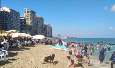 إقبال ضعيف على شواطئ الإسكندرية.. رغم رفع الرايات الخضراء