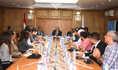 محافظ قنا يناقش آخر مستجدات تنفيذ مشروعات برنامج التنمية المحلية 