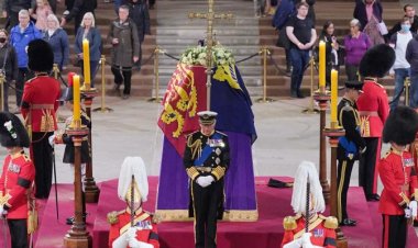 عاجل.. بدء نقل نعش الملكة إليزابيث الثانية في موكب مهيب إلى الدير لبدء الجنازة