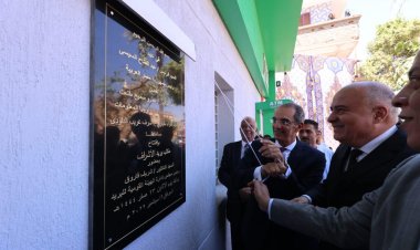 وزير الاتصالات يتفقد أعمال مد كابلات الألياف الضوئية بقرية الحلة بقنا