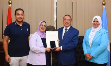 محافظ الإسكندرية يسلم الأم المثالية وسام الكمال من الطبقة الثانية