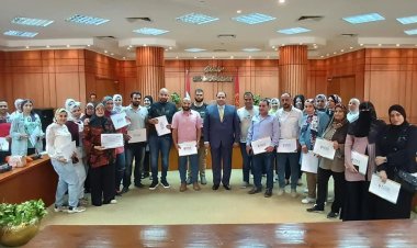 السكرتير العام لمحافظة بورسعيد يسلم شهادات تأهيل العاملين بالقطاع الحكومي للتحول الرقمي