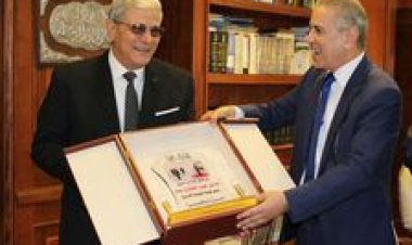 رئيس نادي النيابة الإدارية يهدي المستشار عدلي جاد الدرع  التذكارية