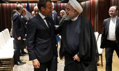 بالفيديو| على طريقة بوتين.. الرئيس الإيراني يُحرج الرئيس الفرنسي مانويل ماكرون