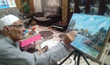 رغم تجاوزه 90 عاما.. عم سرور «بيكاسو» مستمرا في علاج الهموم بالفن