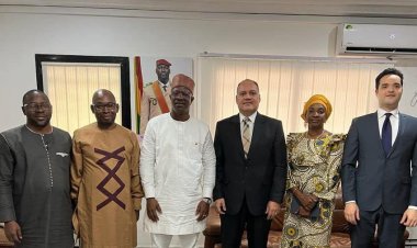 سفير مصر في كوناكري يلتقي مع وزير الطاقة والهيدروليك والمحروقات في غينيا