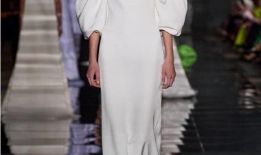 لا مانع من كسر القيود.. فساتين خطوبة باللون الأبيض لخريف 2022