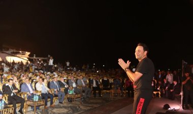 بالصور.. مصطفى قمر يحتفل بعيد ميلاده في حفله الأخير