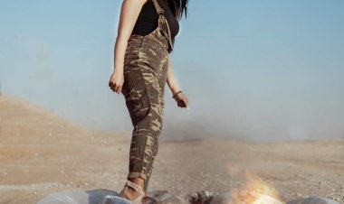 فتاة تحتفل بطلاقها بحرق فستان زفافها في الصحراء: خاني 7 مرات