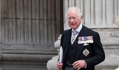 يحمل مرحاضه أينما ذهب.. 5 عادات لـ  تشارلز الثالث أثارت سخرية السوشيال ميديا