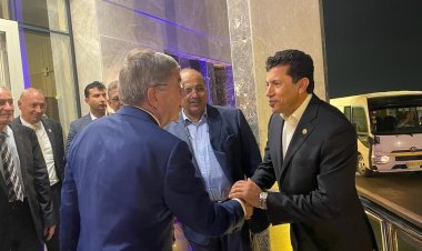 وزير الرياضة يودّع رئيس اللجنة الأولمبية الدولية بعد زياراته الرسمية لمصر