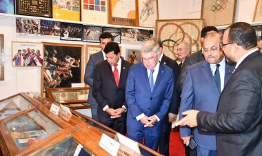 وزير الرياضة ورئيس اللجنة الأولمبية الدولية يتفقدان متحف اللجنة الأوليمبية