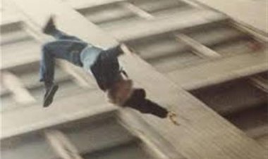 أجنبي يقتل خادمته ويُلقى بنفسه من الطابق الـ 11 بالنزهة