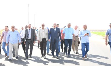 محافظ قنا يتفقد طريق السماينة بعد الانتهاء من رصفه