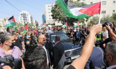 «صوت الأسير والجريح»..  لافتات في استقبال الرئيس الفلسطيني على مدخل «البيرة»