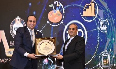 رئيس الرعاية الصحية يشيد بدور صيادلة مصر في تطوير صناعة الدواء