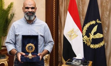 خليك إيجابي.. «الداخلية» تكرّم مواطن ساعد في  ضبط المتهم  بواقعة سيارة طريق  السويس