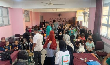 «حياة كريمة» توزع شنط وأدوات مدرسية للطلاب الغير قادرين بمدارس نجع حمادي