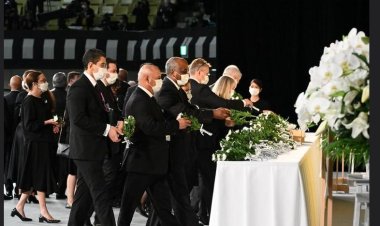 وزير النقل المصري يضع الورود على رفاة رئيس وزراء اليابان الأسبق شينزو آبي.. صور