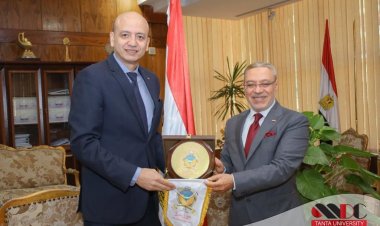 رئيس جامعة طنطا يكرم الدكتور السيد سامي لمنحه وسام الرياضة من الطبقة الأولى
