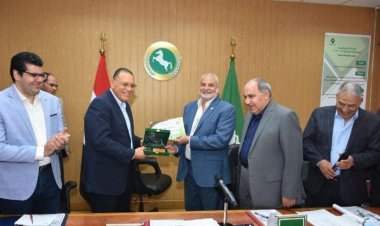 محافظ الشرقية يكرم مدير إدارة العلاقات العامة لبلوغه السن القانوني