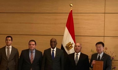 وزير النقل يسلم رسالة من الرئيس السيسي إلى رئيس الوزراء الياباني