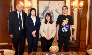 وزيرة الهجرة تستقبل الفائز ببطولة العالم في أحد الألعاب الإلكترونية