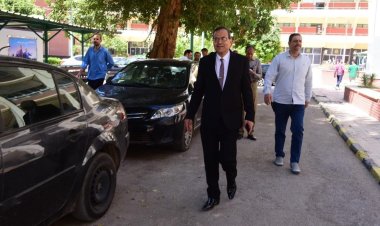 رئيس جامعة سوهاج يحيل بعض العاملين للتحقيق لتقصيرهم في أداء عملهم