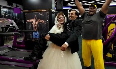 أثارت الجدل.. عروسة بالإسماعيلية تتدرب في «الجيم» ليلة زفافها وتحمل عريسها بإيد واحدة