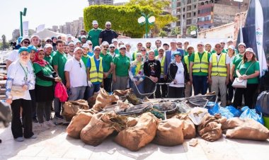 نائب محافظ الجيزة تشارك فى فعاليات أكبر حملة لنظافة نهر النيل .. صور