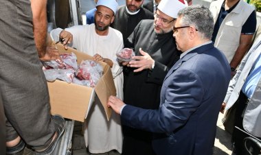 وزير الأوقاف ومحافظ البحر الأحمر يتفقدان توزيع 2 طن من لحوم صكوك الأوقاف