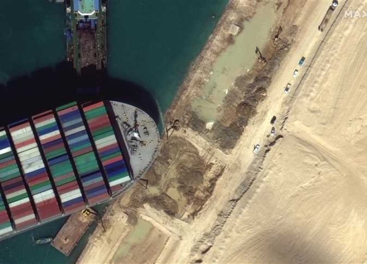 عاجل| جنوح ناقلة بترول في قناة السويس وتعطل حركة الملاحة
