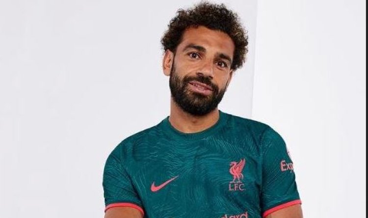 محمد صلاح يقدم قميص ليفربول الجديد