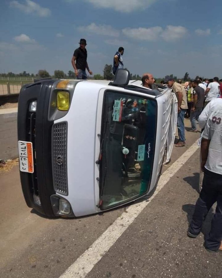 انقلاب ميكروباص وسيارة ملاكي على طريق جمصة بالدقهلية