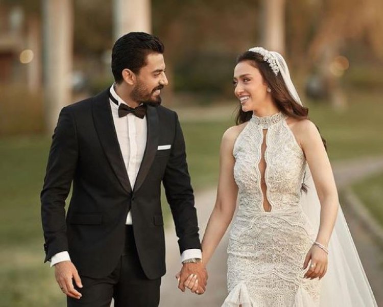 إسلام جمال يكشف عن أول صورة مع زوجته من شهر العسل