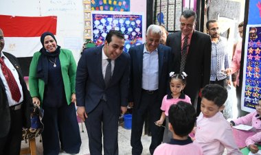 بتوزيع الورود والهدايا.. مدارس قنا تستقبل العام الدراسي الجديد