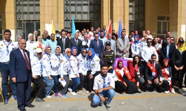 رئيس جامعة الإسكندرية يشارك الطلاب تحية العلم والنشيد الوطني في أول يوم دراسي