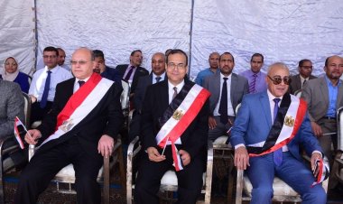 رئيس جامعة سوهاج يشارك الطلاب في أول يوم دراسي