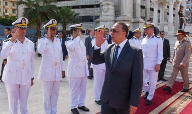 وضع إكليلا من الزهور على النصب التذكاري للشهداء بميدان الجندي المجهول بالإسكندرية
