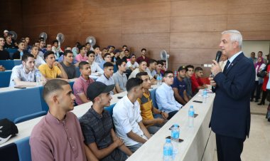 رئيس جامعة المنوفية يلتقي بطلاب الفرقة الأولى الملتحقين ببرنامج كلية الهندسة