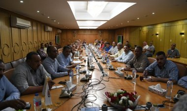 سكرتير عام  قنا يرأس اجتماع متابعة تفعيل قانون تراخيص المحال التجارية