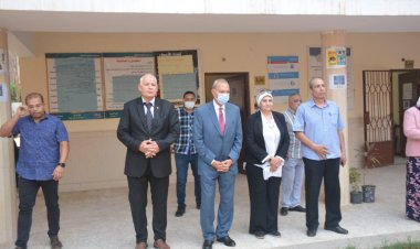 محافظ القليوبية يشهد طابور الصباح وتحية العلم في أول يوم دراسي