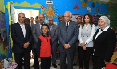 محافظ الجيزة يشارك الطلاب طابور الصباح وتحية العلم بمدرسة السعيدية