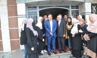 محافظ بورسعيد يتابع سير العمل بالمركز التكنولوجي لخدمة المواطنين بديوان حي المناخ