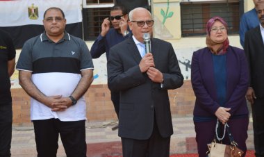 محافظ بورسعيد يشارك طالبات مدرسة القناة الإعدادية السلام الوطني وتحية العلم