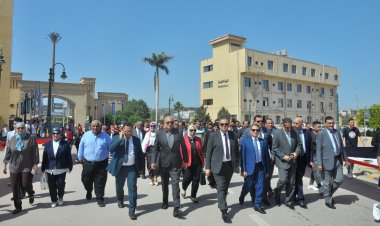 رئيس جامعة كفرالشيخ يشهد مراسم تحية العلم ويهنئ الطلاب ببداية العام الدراسي الجديد