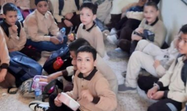 مع بداية الدراسة.. طلاب مدارس شبين القناطر يفترشون الأرض.. والأهالي يستغيثون بوزير التعليم