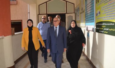 محافظ بورسعيد يشهد طابور الصباح بمدرسة بورسعيد الثانوية بنات